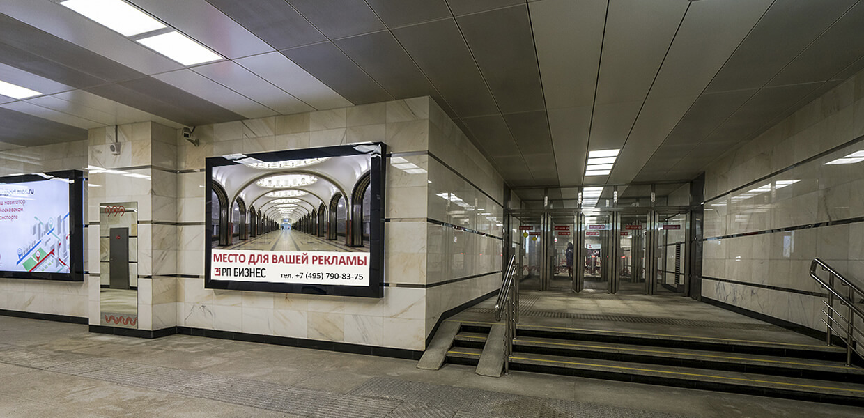 Рекламные экраны с камерами для слежки в метро